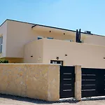 Villa Beautiful Paula With Jacuzzi In Pula