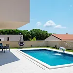 Beautiful Paula With Jacuzzi In Villa *