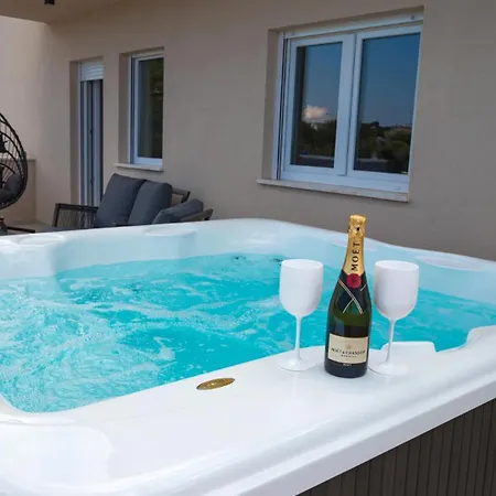 Beautiful Paula With Jacuzzi In 빌라 *