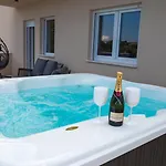 Beautiful Paula With Jacuzzi In 别墅 *