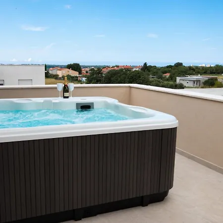 Villa Beautiful Paula With Jacuzzi In Pula