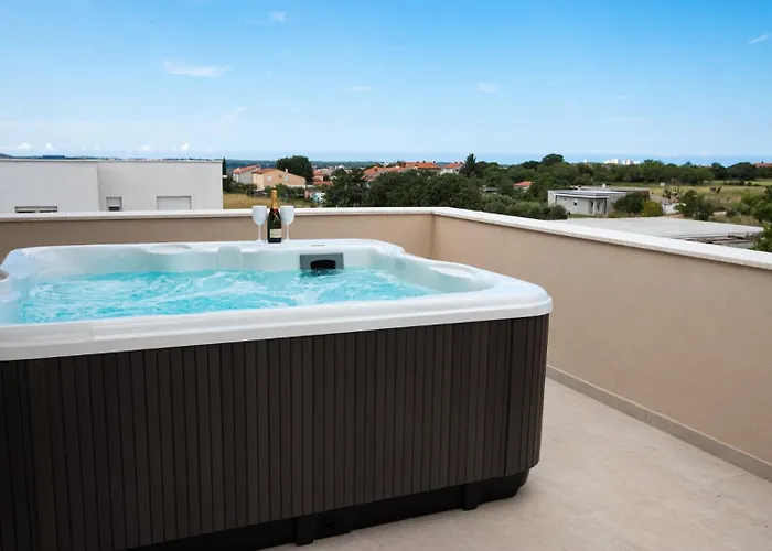 Villa Beautiful Paula With Jacuzzi In Pula