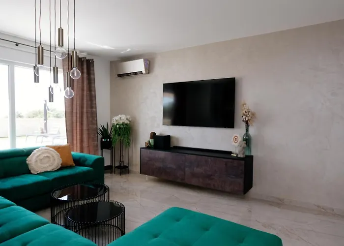 Beautiful Paula With Jacuzzi In 빌라