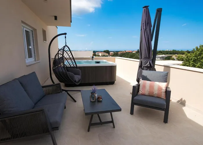 Villa Beautiful Paula With Jacuzzi In Pula