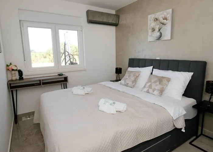 Beautiful Paula With Jacuzzi In Villa *