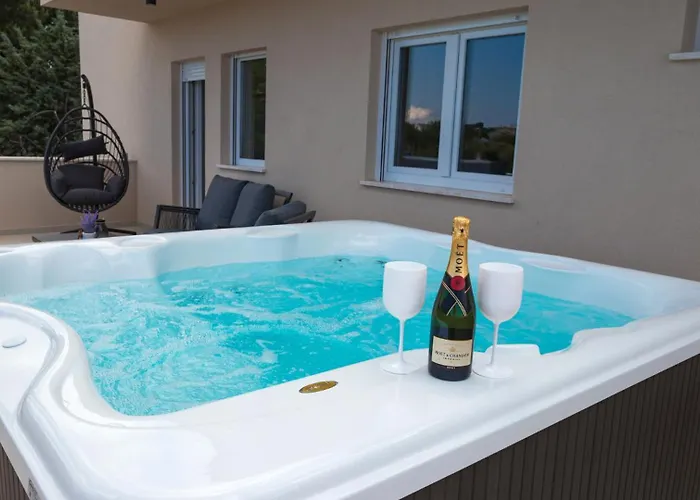 Beautiful Paula With Jacuzzi In Villa *