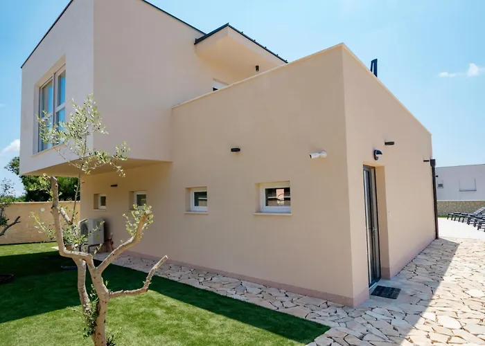 Beautiful Paula With Jacuzzi In * 풀라