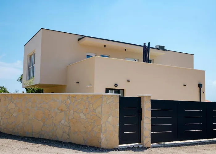 Villa Beautiful Paula With Jacuzzi In Pula