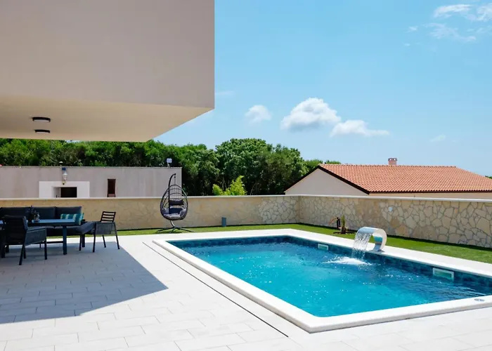 Beautiful Paula With Jacuzzi In Villa *